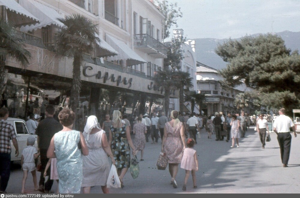 А так в 1968 году выглядела ялтинская набережная.