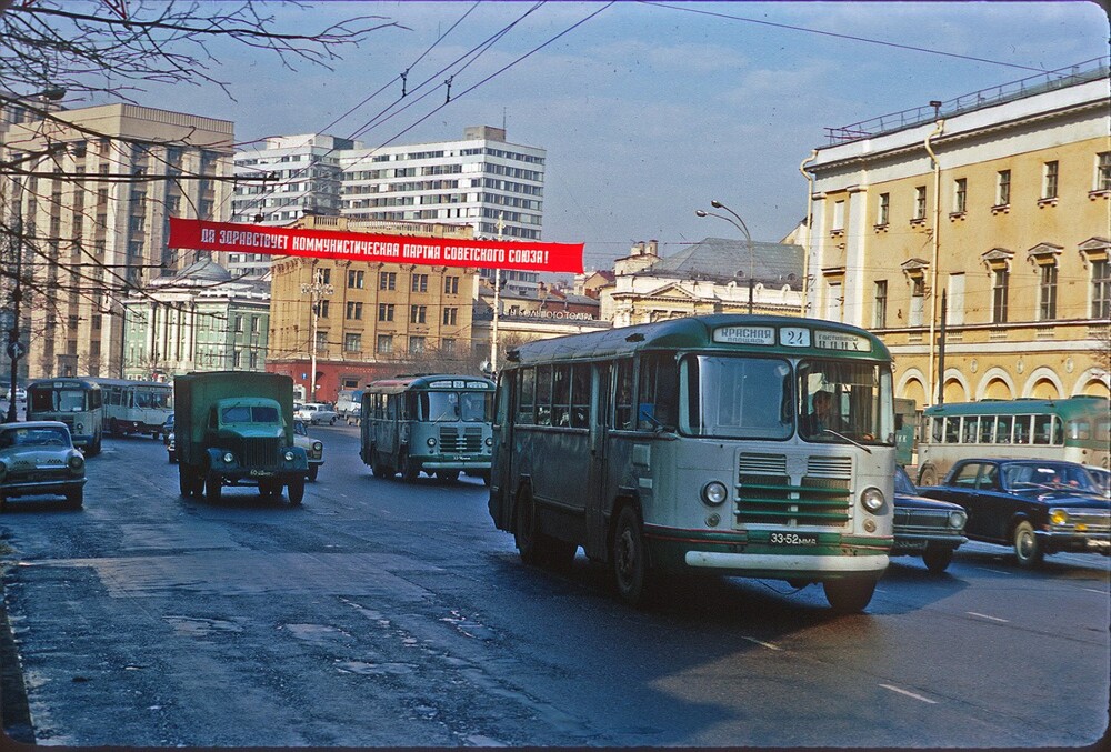 Перемещаемся на проспект Маркса (ныне - Театральный проезд).