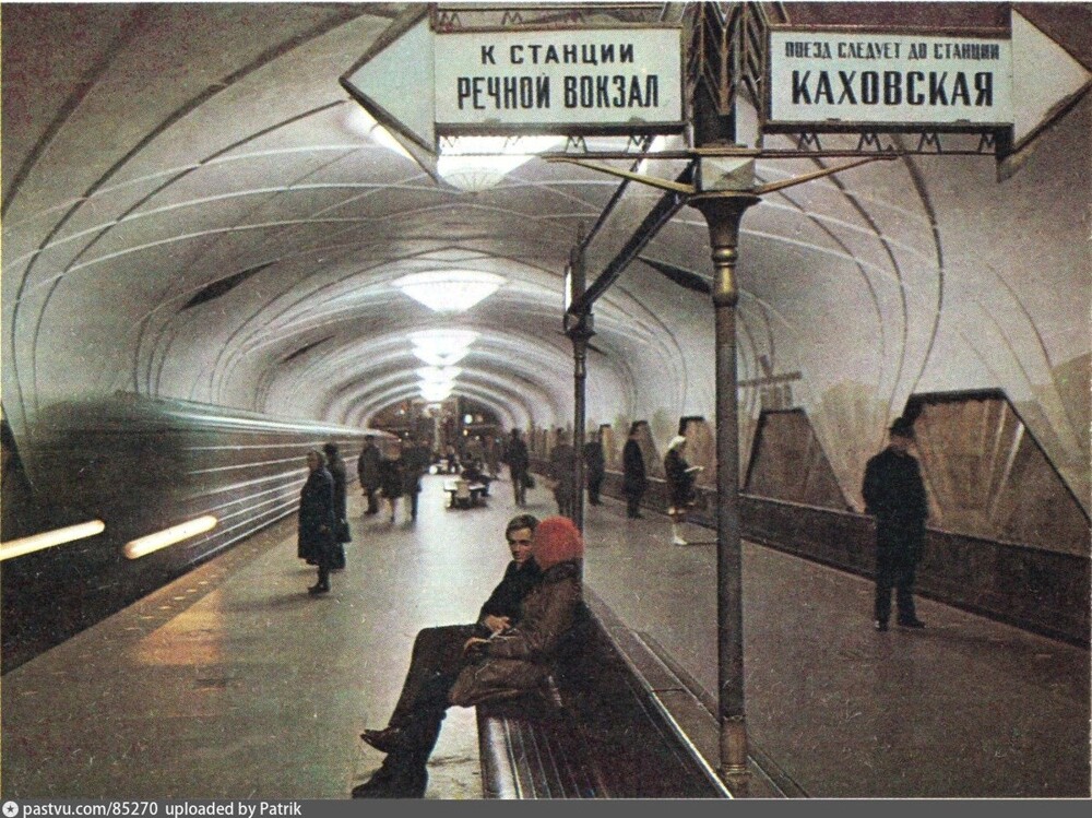 На станции метро "Аэропорт". Можно вспомнить, какой была навигация в московском метро семидесятых.