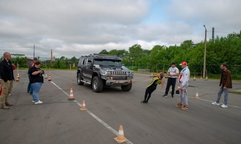 Спортсменка с Сахалина при помощи каната переместила зубами трехтонный автомобиль