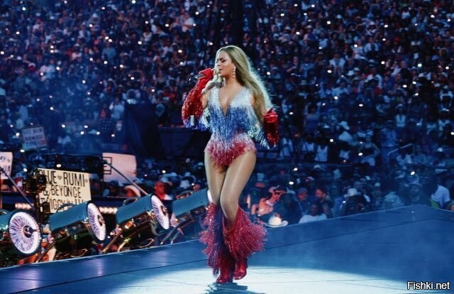 Beyonce поет в цветах российского флага