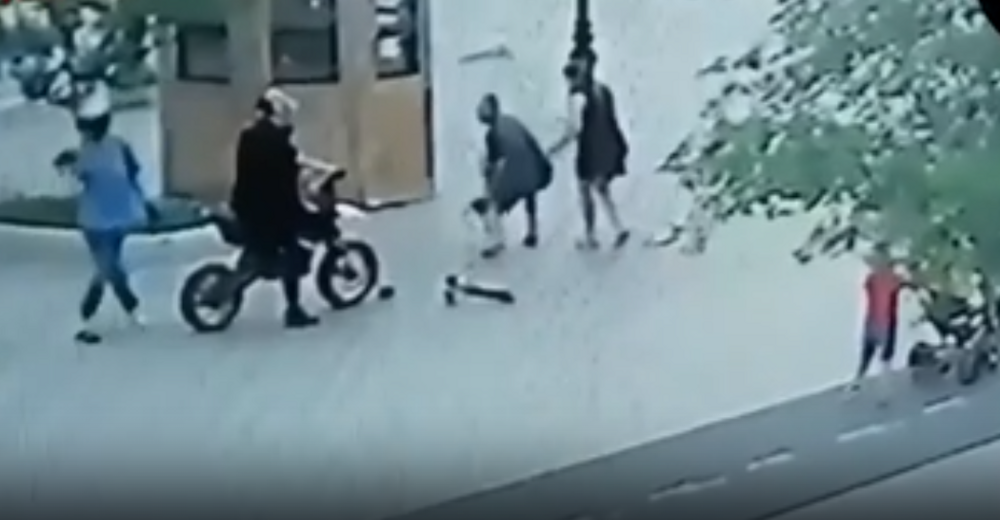 Конфликт из-за мотоцикла на тротуаре: ДТП с пострадавшими. Ребёнок в больнице!