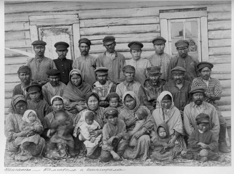 Камчадалы и камчадалки. Полуостров Камчатка. Дата съемки-1890-е годы. Неизвестный автор.