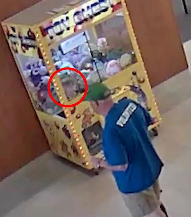 Мальчик пытался добыть игрушку, но застрял в игровом автомате