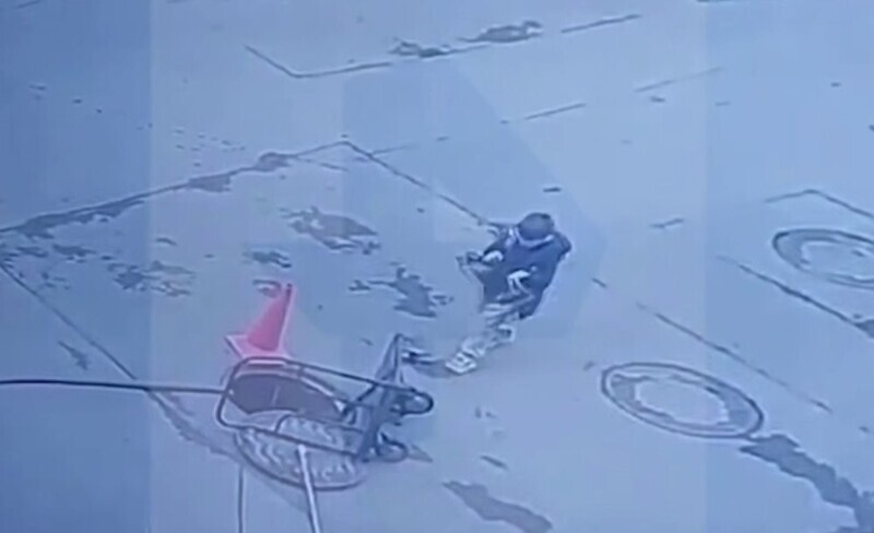 Мальчик провалился в открытый люк в Санкт-Петербурге