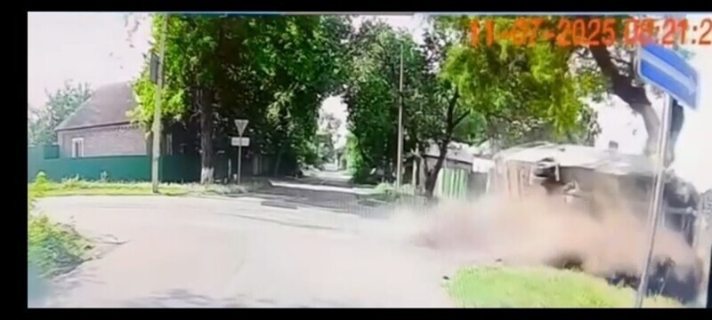 Момент аварии с маршруткой в городе Енакиево