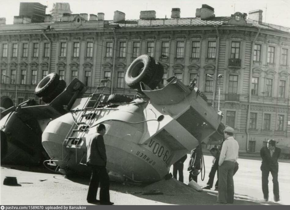 На набережной Макарова произошла авария.