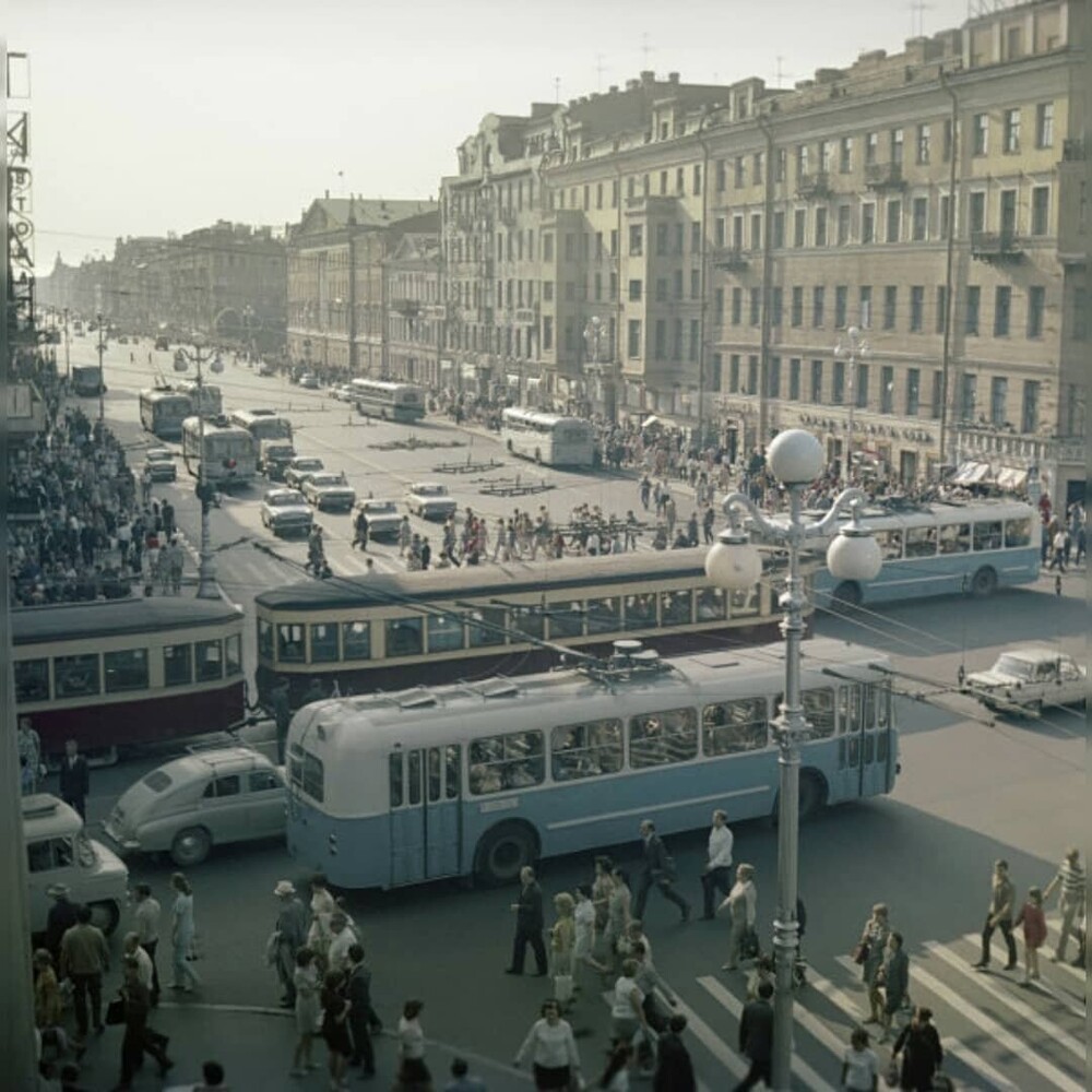 Потрясающая суета на перекрёстке Невского и Владимирского (а заодно и Литейного) проспектов.