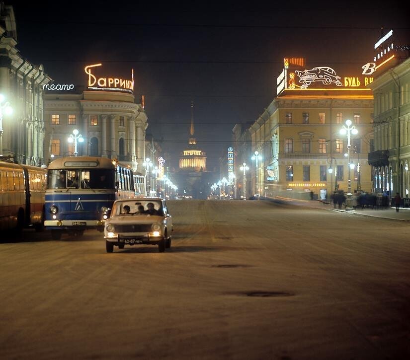 Невский проспект в неоновом свете 7 ноября 1973 года.