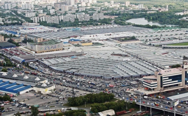 Существовавший с начала 1990х до 2009 года Черкизовский рынок в Москве. (город в городе, Черкизон)