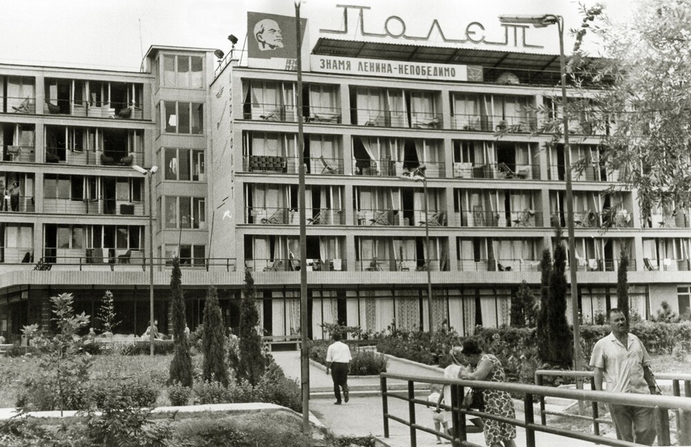 А это - ведомственный пансионат Аэрофлота "Полёт", который находился в Алуште.