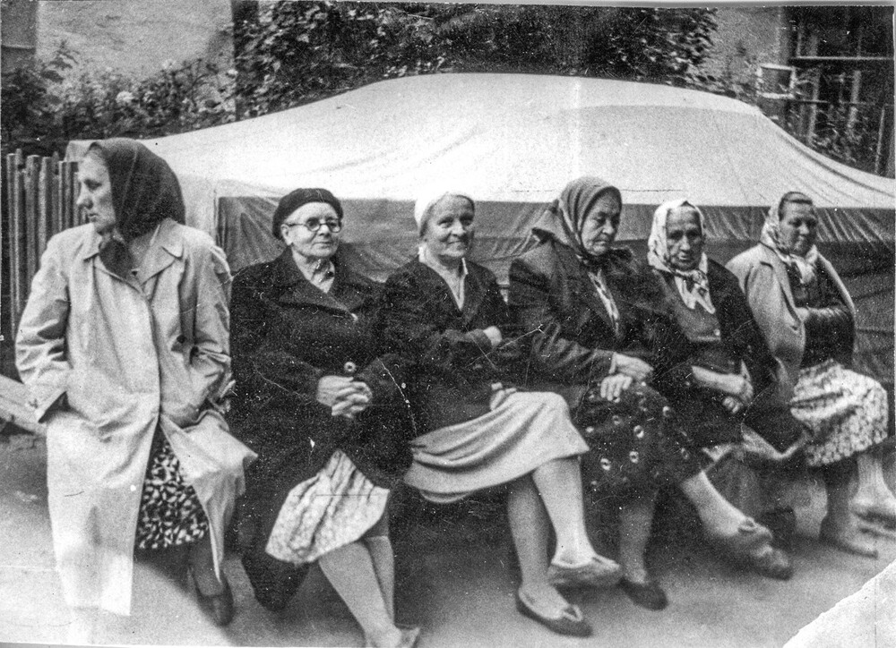 Бабушки - старушки во дворах Зубовского бульвара