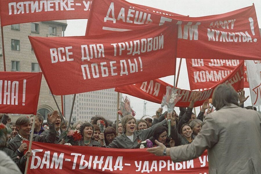 Москвичи провожают отряд комсомольцев на строительство БАМа