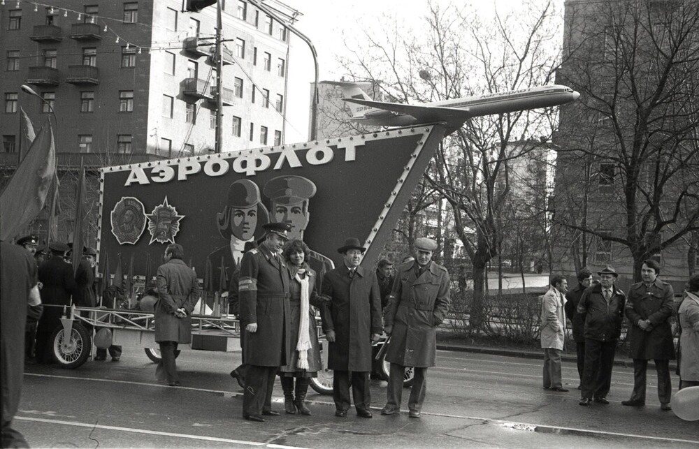 Первомайская демонстрация с эпичной колонной "Аэрофлота" на Ленинградском проспекте.
