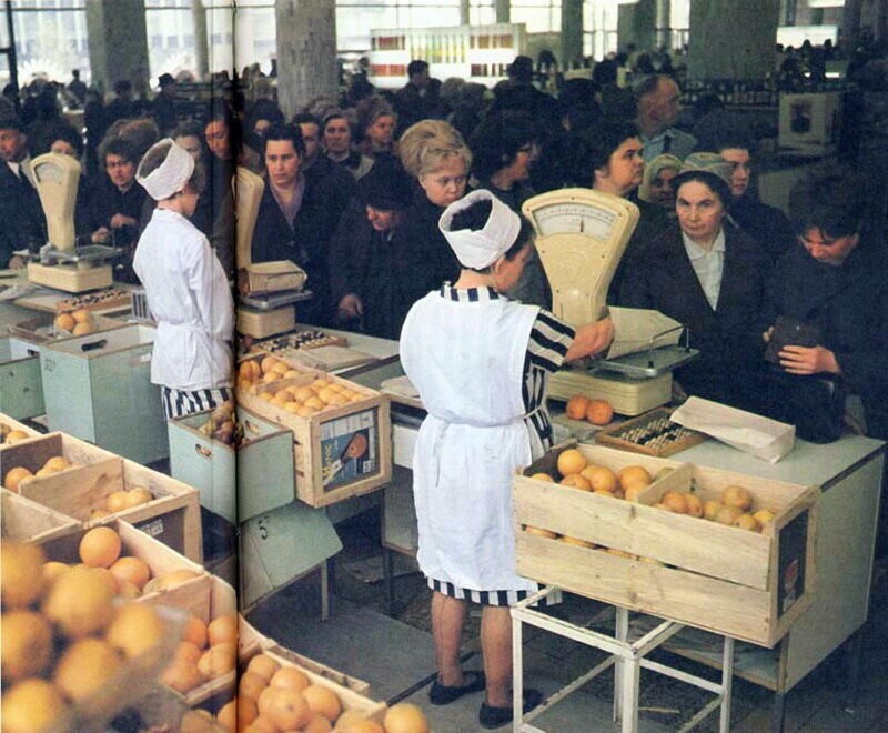 Внутри гастронома "Новоарбатский".