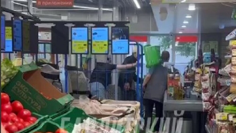 В Екатеринбурге покупатели избили продавца корзинами