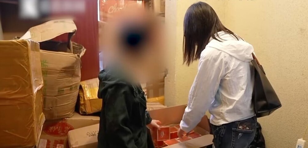"Чтобы не просили в долг": пенсионерка потратила  тысячи долларов на покупки, которые прячет в арендованном жилье