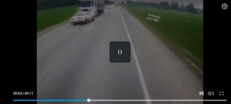 Момент страшной лобовой аварии легковушки и фуры в Черепановском районе Новосибирской области