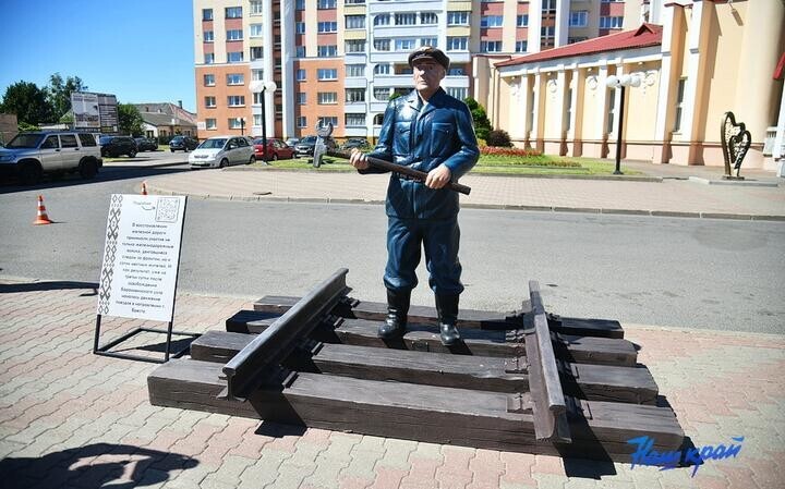 "Мальчик поплыл": скульптура железнодорожника дрейфовала во время ливня