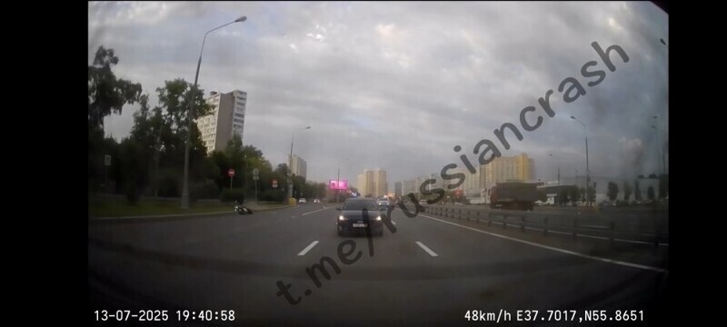 Лексус подрезал байкера ДТП. Москва, Ярославское шоссе