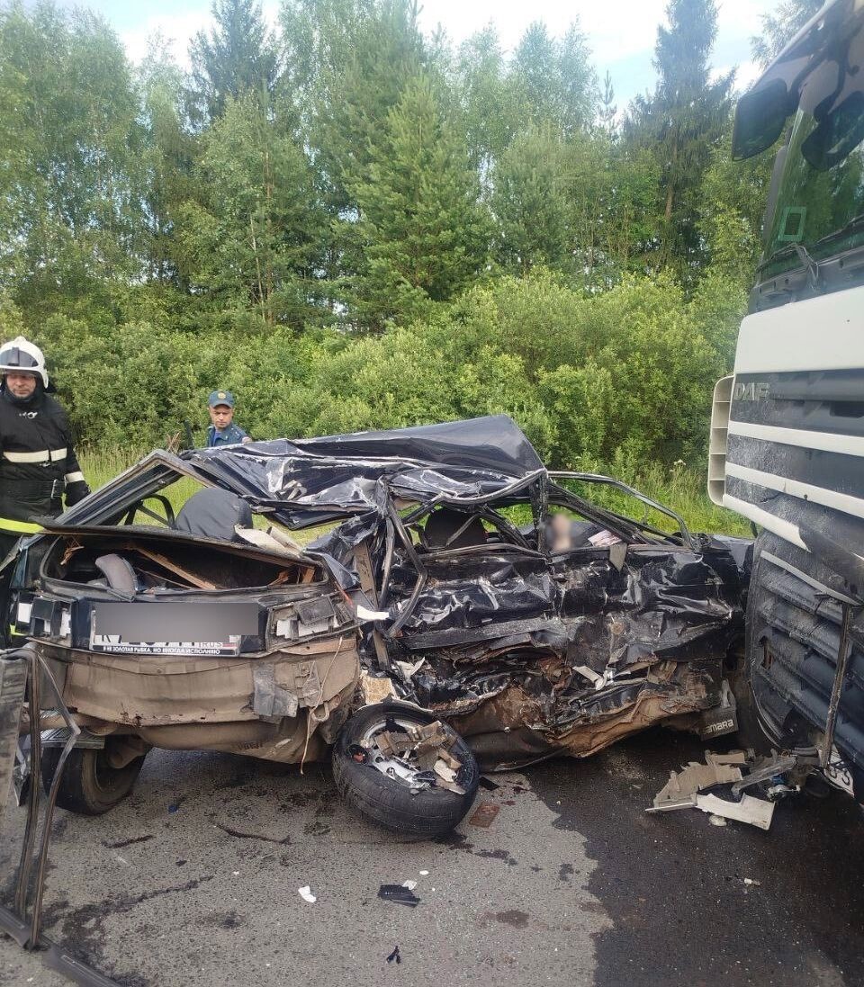 В столкновении фуры и легковушки под Суздалем погибли двое взрослых и ребенок. ДТП