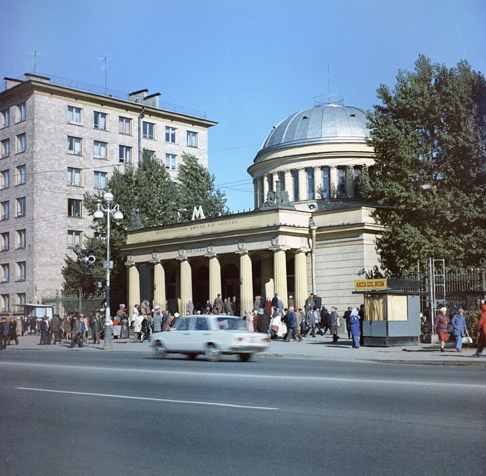 А вот так в те годы выглядел вестибюль  станций метро  - "Автово".