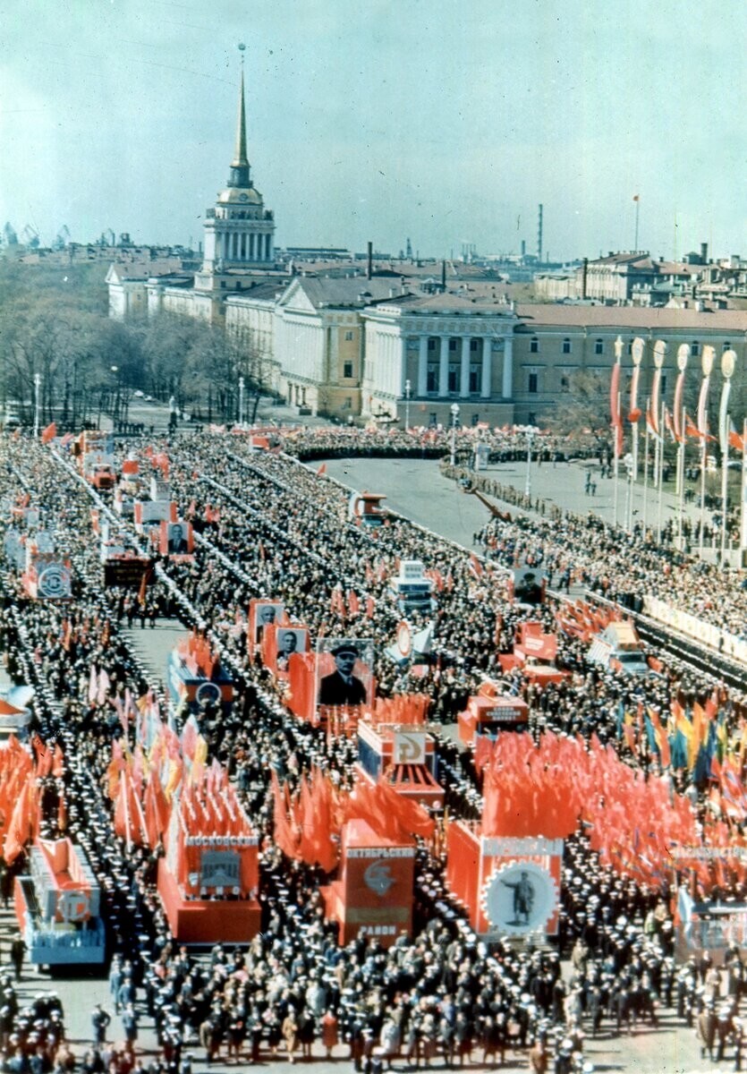 Первомайская демонстрация на Дворцовой площади.