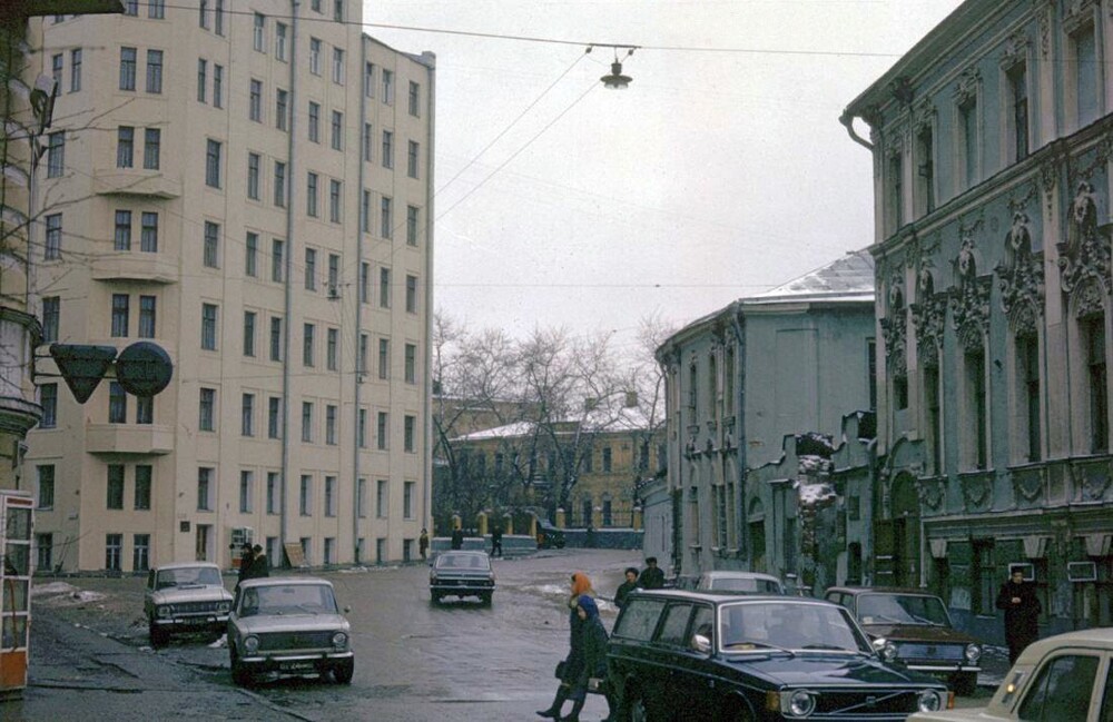 Ранняя весна в Нижнем Кисловском переулке.