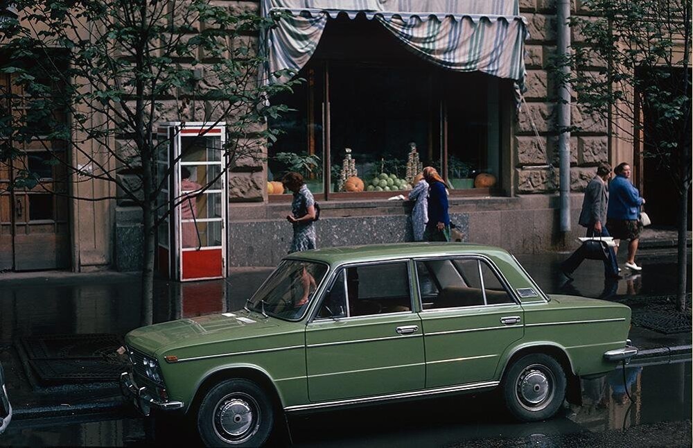 Красивая оливковая "троечка" на проспекте Мира, 76. 