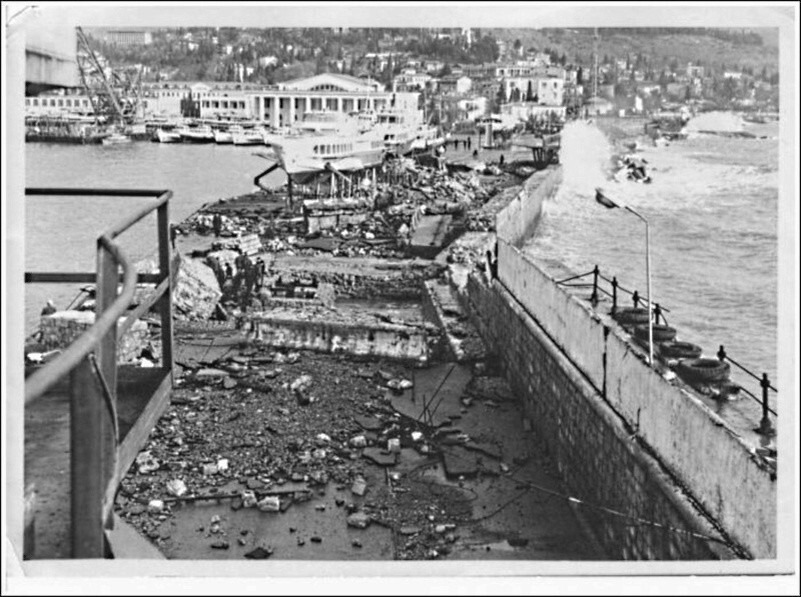 Ялтинский порт после шторма 10 марта 1970 года.