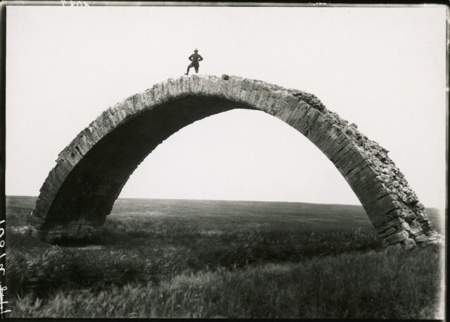 Древний римский мост в Мосуле, Ирак, 1920.  Фотограф М. В. Оппенгейм