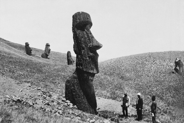 Посетители рассматривают гигантские статуи острова Пасхи, 1922. Фотограф Дж. П. Олт