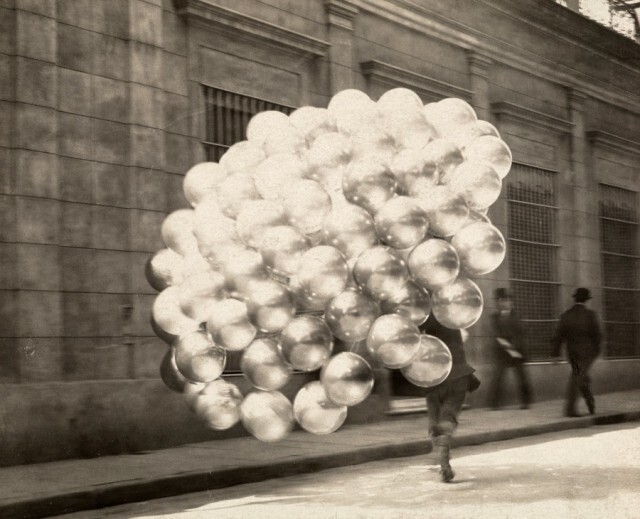 Продавец воздушных шаров в Буэнос-Айресе, 1921.  Фотограф Ньютон У. Гулик