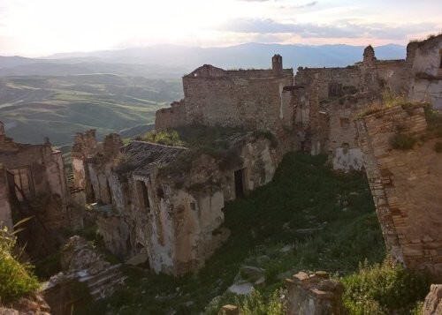 Альяно: итальянская деревня домов с выразительными взглядами