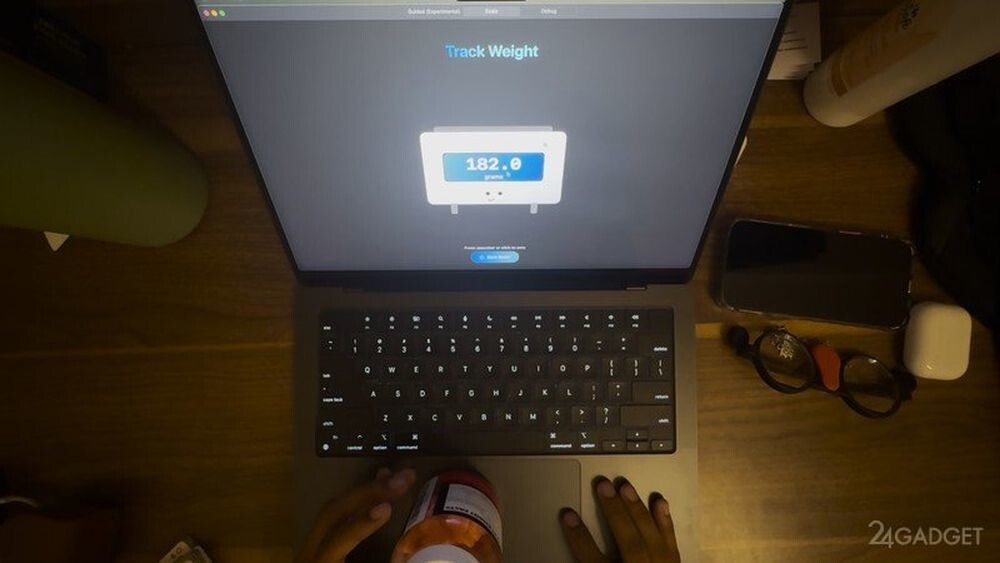 MacBook превратили в электронные весы с помощью простого приложения (видео)