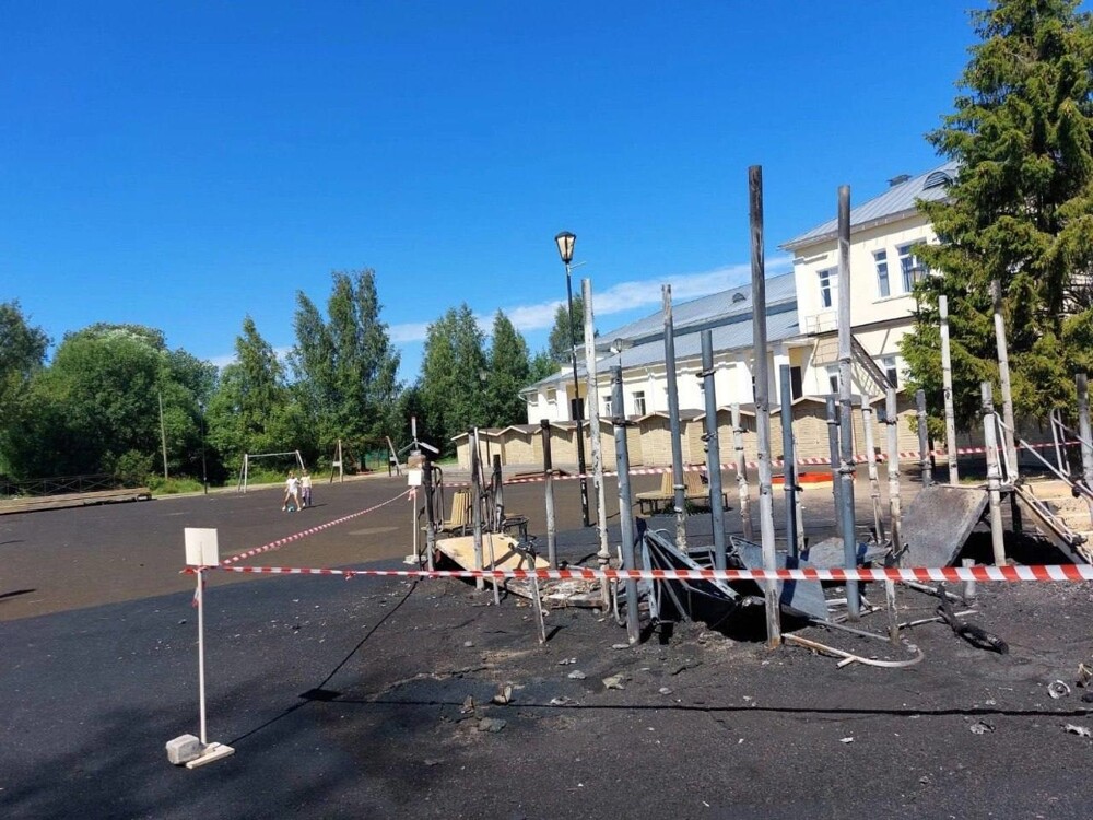 В Ленобласти школьники ради забавы спалили детскую площадку