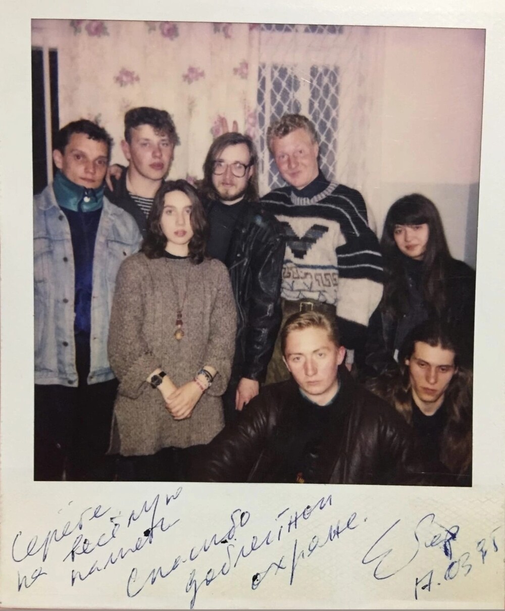 Егор Летов фотографируется с приятелями и подписал фото на память, 1995 год