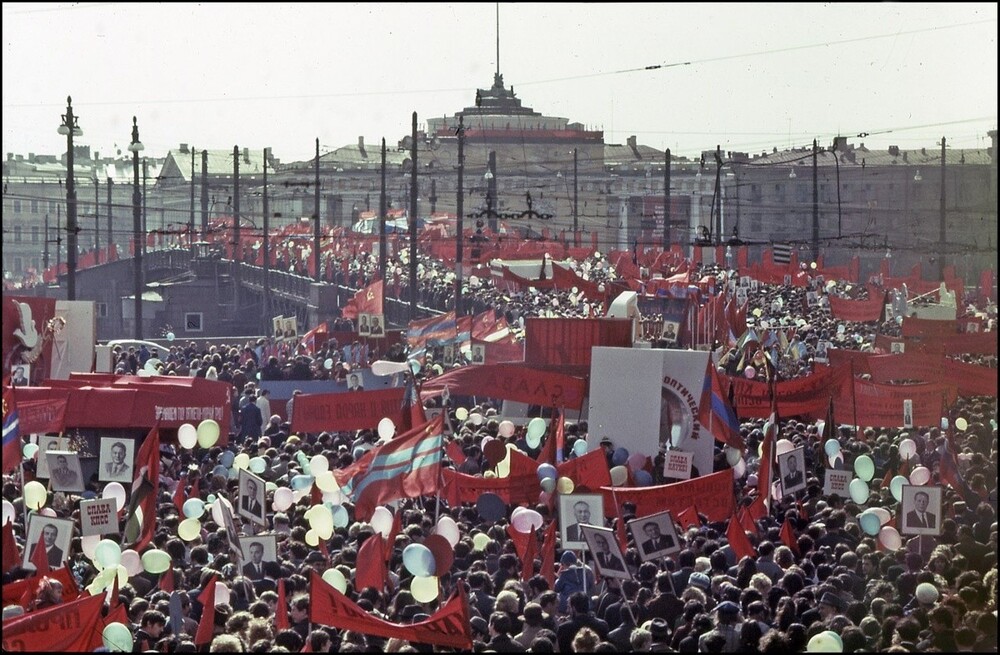 Первомайская демонстрация на Дворцовом мосту.