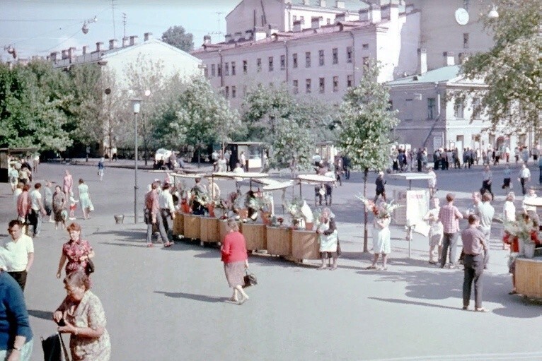 Торговля около станции метро "Василеостровская".