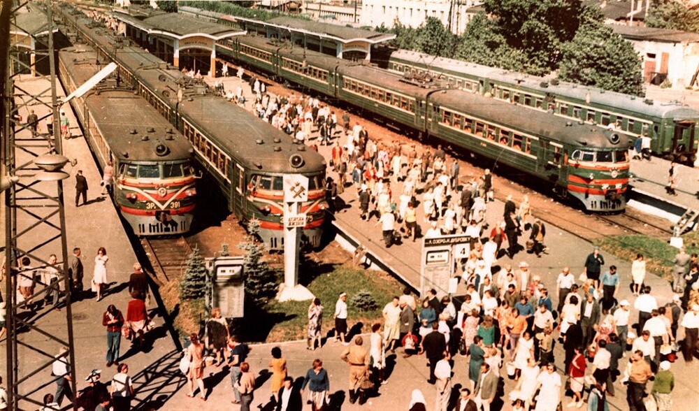 Летняя суета на Финляндском вокзале, все хотят выбраться из жаркого города в уютный Курортный район.