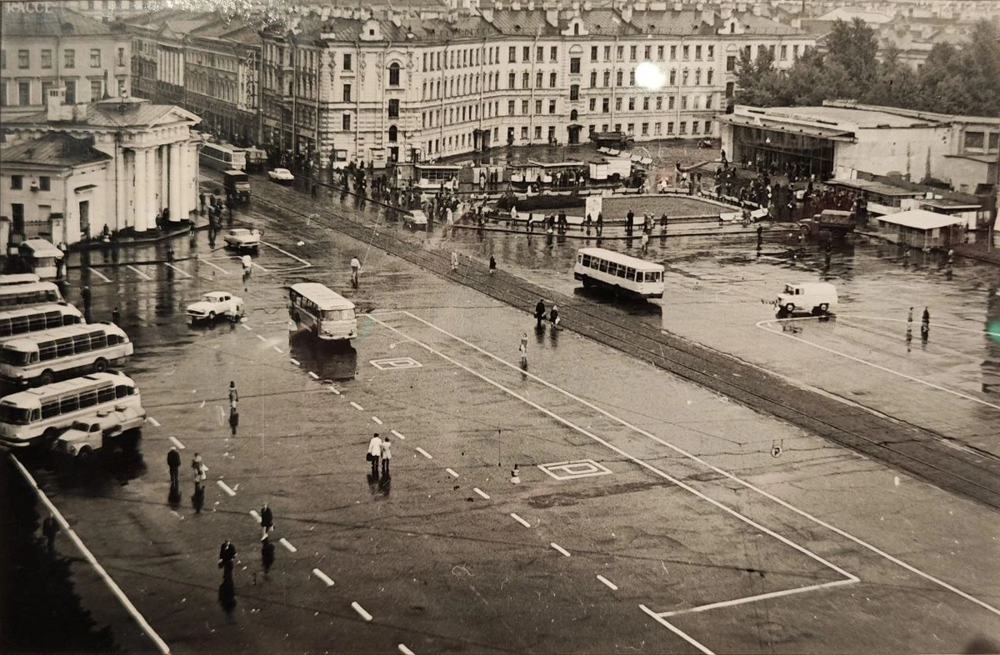 Разметка для автобусов у автовокзала на Сенной площади (тогда - площадь Мира).