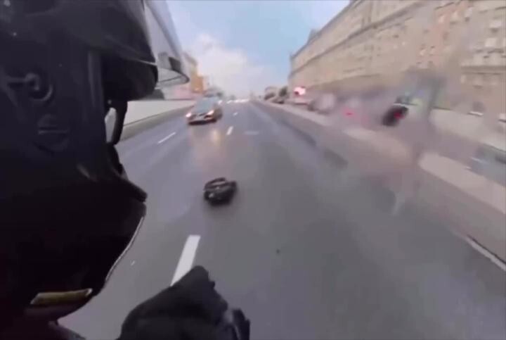В Москве «гений» на моноколесе влетел в отбойник на скорости 90 км/ч