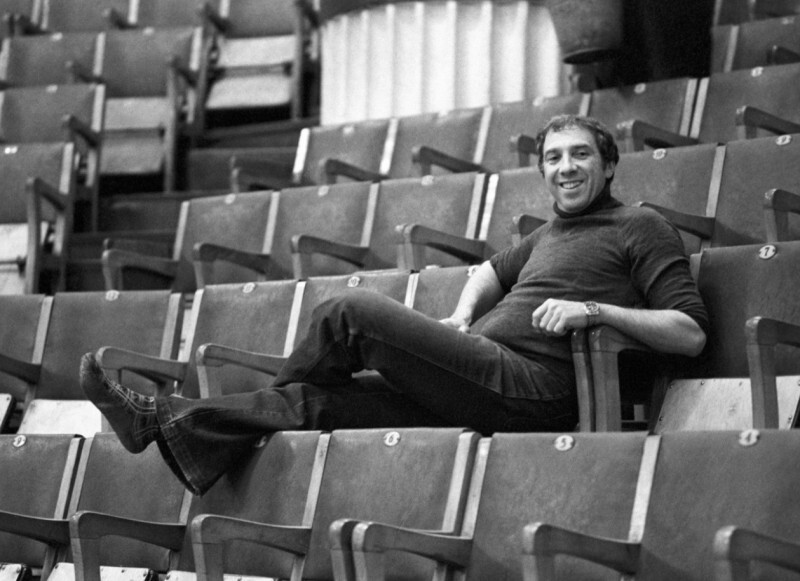 Сергей Юрский в зрительном зале, 1982 год. Явно устали ноги и он снял ботинки! 