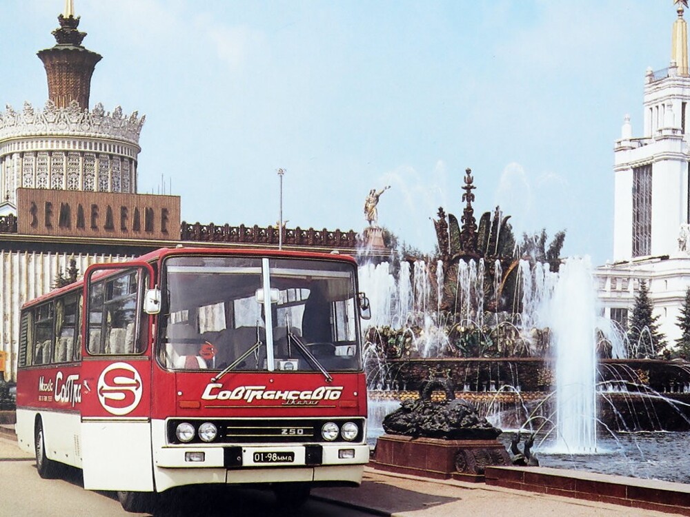 На ВДНХ "Совтрансавто" представляет новёхонький венгерский Ikarus-250. 