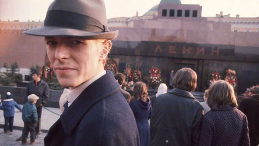 В 1976 году в Москву прилетел Дэвид Боуи вместе с Игги Попом, они решили в перерыве между шоу слетать из Цюриха в Москву, и отметить день рождения Игги.