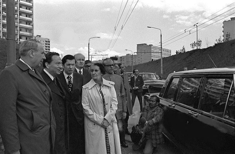 В 1976 году Москву с визитом посетила Индира Ганди. Здесь она на улице 26-ти Бакинских комиссаров.