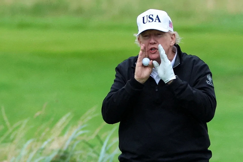 Дональда Трампа поймали на жульничестве во время игры в гольф