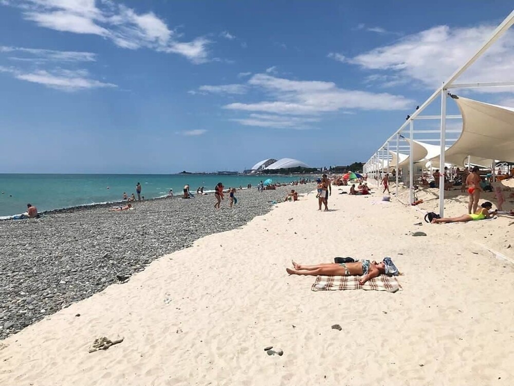 На пляжах в Сочи начали брать деньги за место в тени