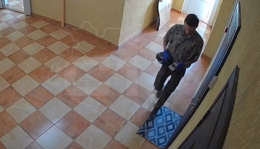 Мать и сын принесли дурнопахнущий подарок своей соседке