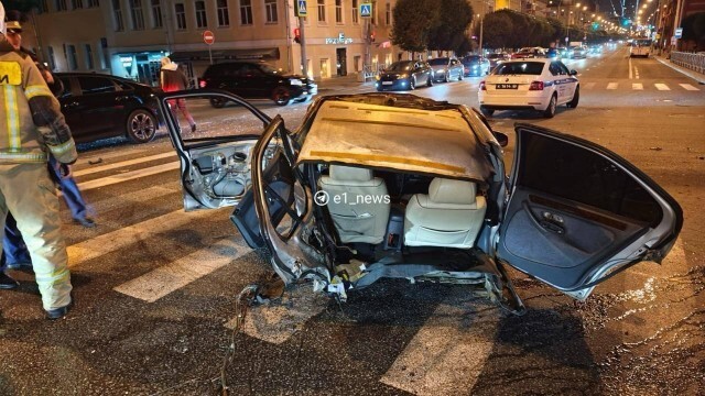 Машину разорвало попалам после ДТП в Екатеринбурге